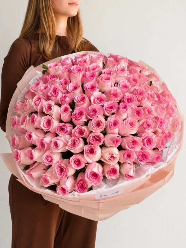 Букет "Mandala Rose" L — «Mandala Rose L» — гармоничный букет из 101 розы.